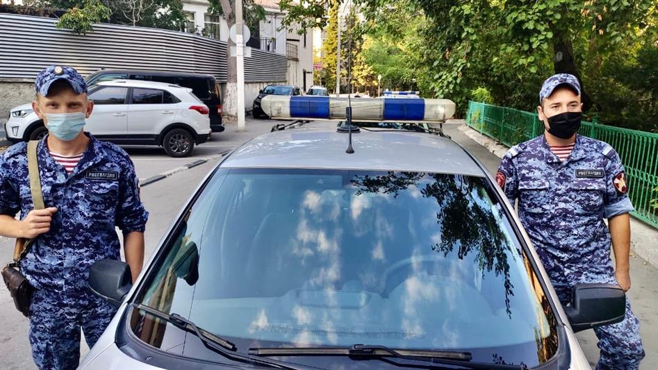 В Севастополе росгвардейцы оказали помощь водителю загоревшегося грузовика