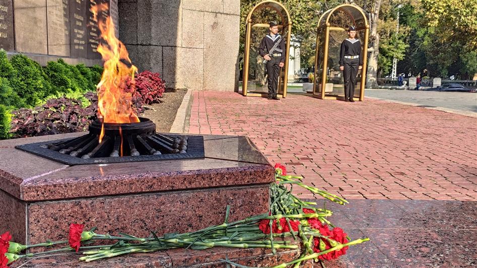    В Севастополе сотрудники Росгвардии почтили память участников обороны города в Великую Отечественную