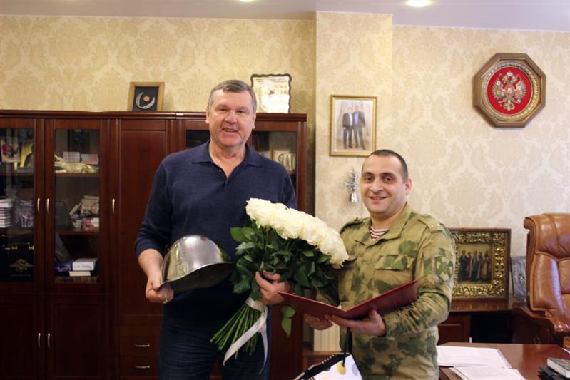 Военнослужащие калиновского соединения Росгвардии поздравили с днём рождения известного певца, поэта и композитора Александра Новикова