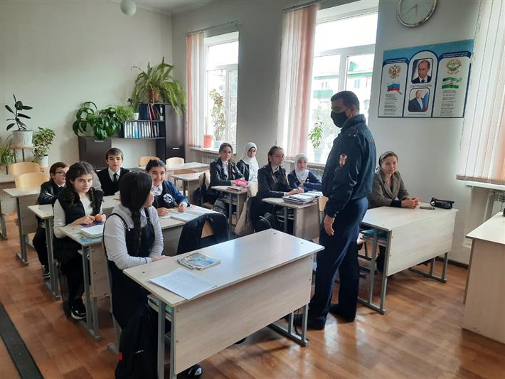 На Северном Кавказе росгвардейцы проводят встречи со школьниками, приуроченные ко Дню вневедомственной охраны