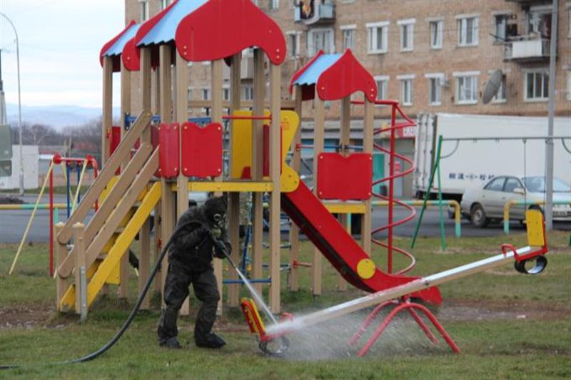 Военнослужащие Росгвардии обрабатывают объекты муниципального образования в Приморье 