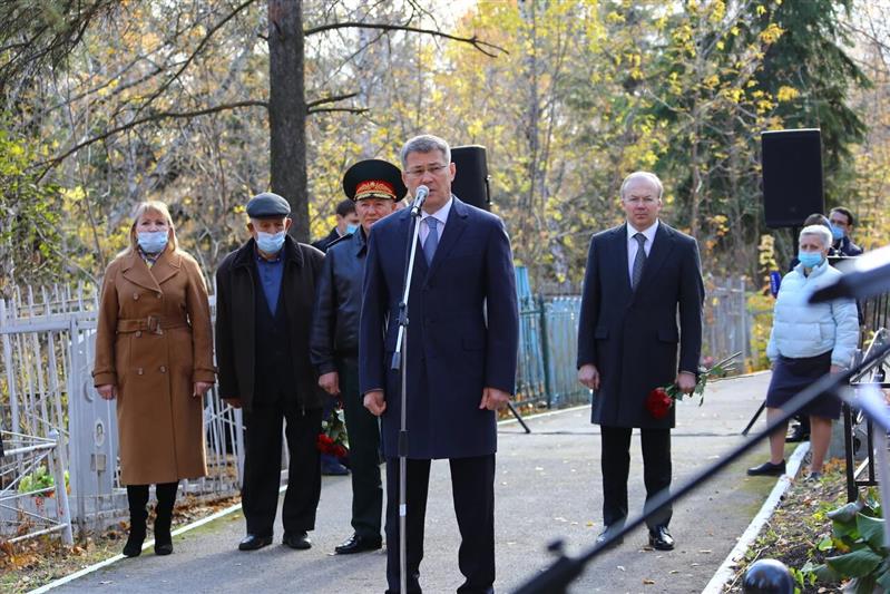 В Уфе открыли памятник генерал-лейтенанту Артуру Ахметханову