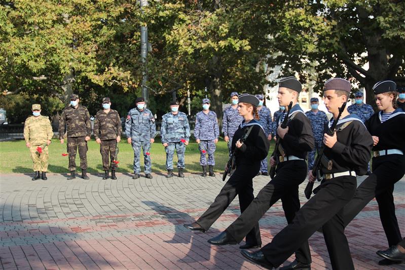    В Севастополе сотрудники Росгвардии почтили память участников обороны города в Великую Отечественную