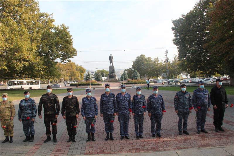    В Севастополе сотрудники Росгвардии почтили память участников обороны города в Великую Отечественную