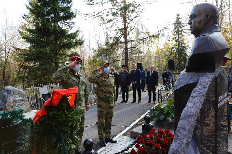 В Уфе открыли памятник генерал-лейтенанту Артуру Ахметханову