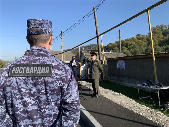 В Кабардино-Балкарии росгвардейцы приняли участие в открытии мемориальной доски участнику Великой Отечественной войны