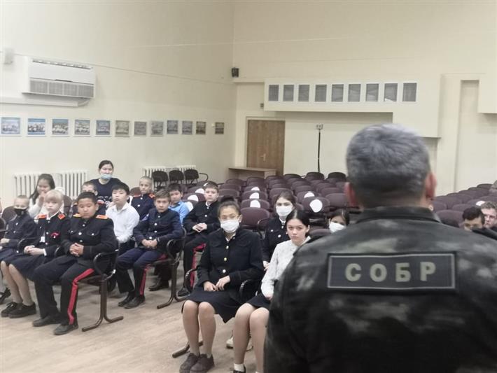 Офицеры калмыцкого СОБР провели Урок Мужества для учеников Русской национальной гимназии имени преподобного Сергия Радонежского
