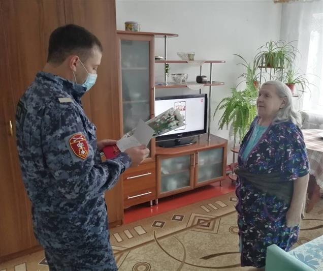 Сотрудники Росгвардии из Красноярска поздравили с днем рождения ветерана службы – труженицу тыла 