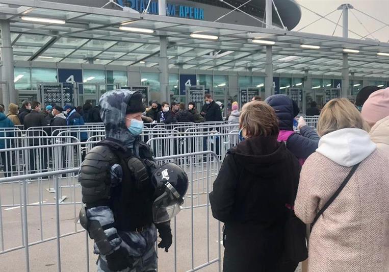 В Санкт-Петербурге сотрудники и военнослужащие Росгвардии приняли участие в охране правопорядка при проведении футбольного матча Российской премьер-лиги