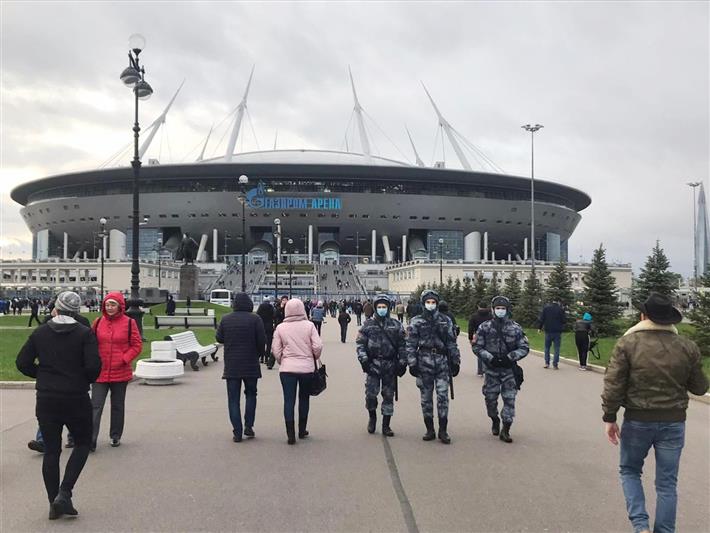 В Санкт-Петербурге сотрудники и военнослужащие Росгвардии приняли участие в охране правопорядка при проведении футбольного матча Российской премьер-лиги