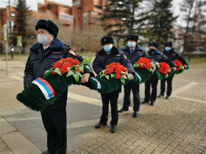 Сотрудники вневедомственной охраны Сибирского округа Росгвардии отмечают профессиональный праздник 