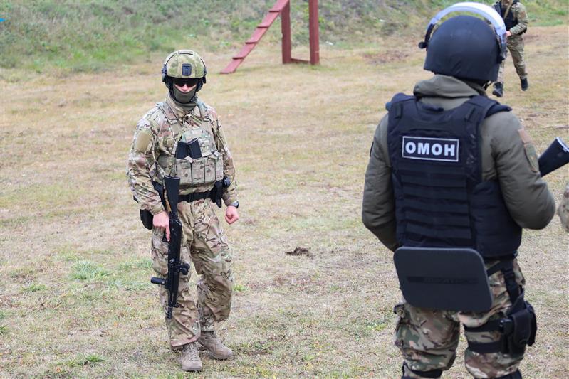 Бойцы новосибирского ОМОН отработали боевые и специальные навыки во время полевого выхода (видео)