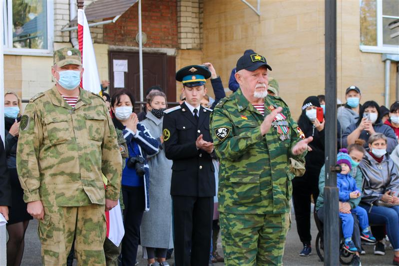 Классу Росгвардии ставропольской кадетской школы передана копия знамени ведомства