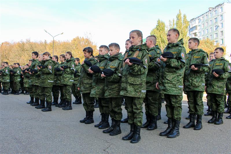 Классу Росгвардии ставропольской кадетской школы передана копия знамени ведомства