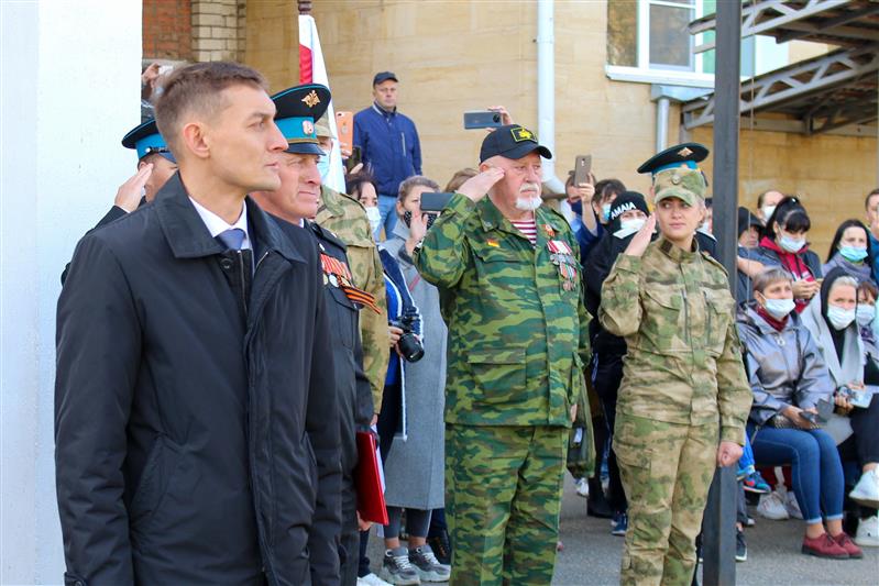 Классу Росгвардии ставропольской кадетской школы передана копия знамени ведомства