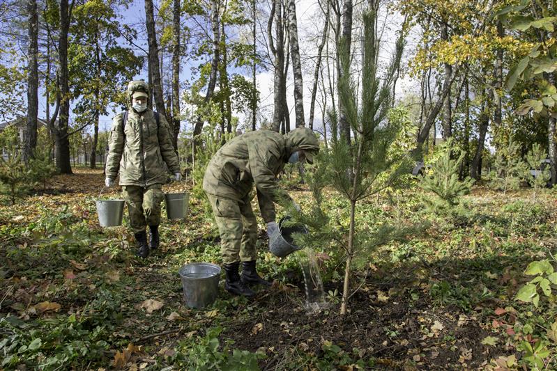 Сотрудники и военнослужащие Росгвардии присоединились к всероссийской акции «Лес Победы» в Туле