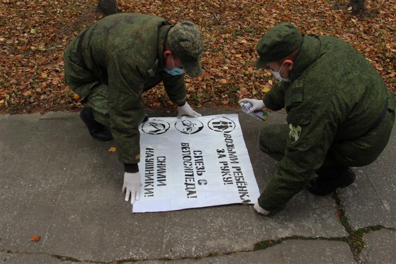 В Новосибирске военнослужащие Росгвардии провели акцию «Трафарет дорожной безопасности»