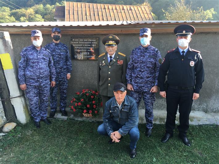 В Кабардино-Балкарии росгвардейцы приняли участие в открытии мемориальной доски участнику Великой Отечественной войны