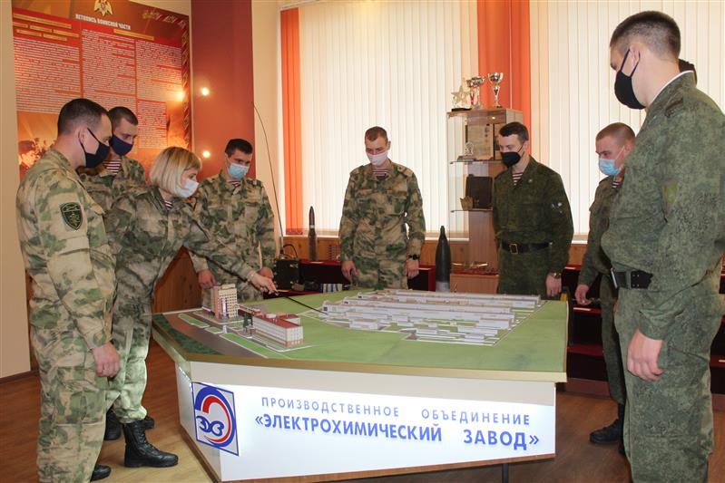 Военнослужащие Росгвардии Красноярского соединения отметили день образования охраняемого предприятия 