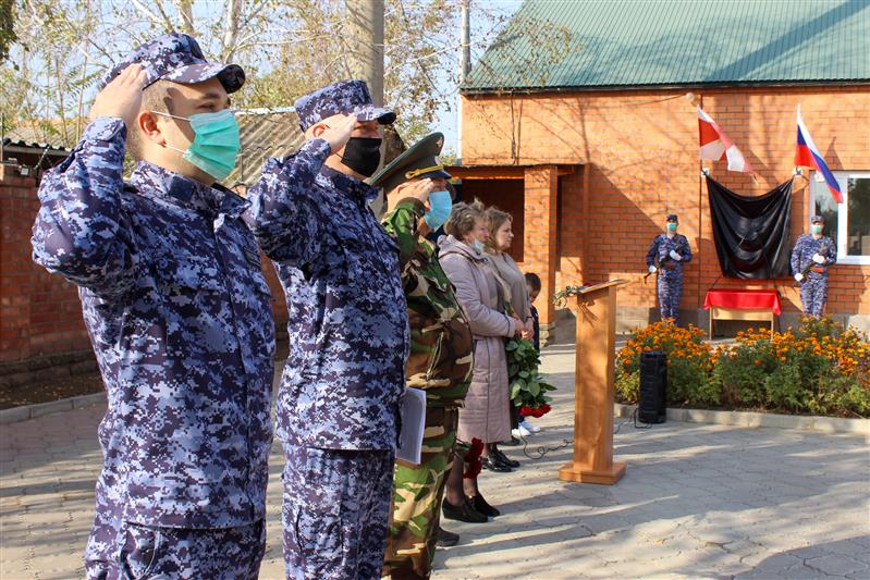 Память о погибшем коллеге увековечена росгвардейцами в Светлограде