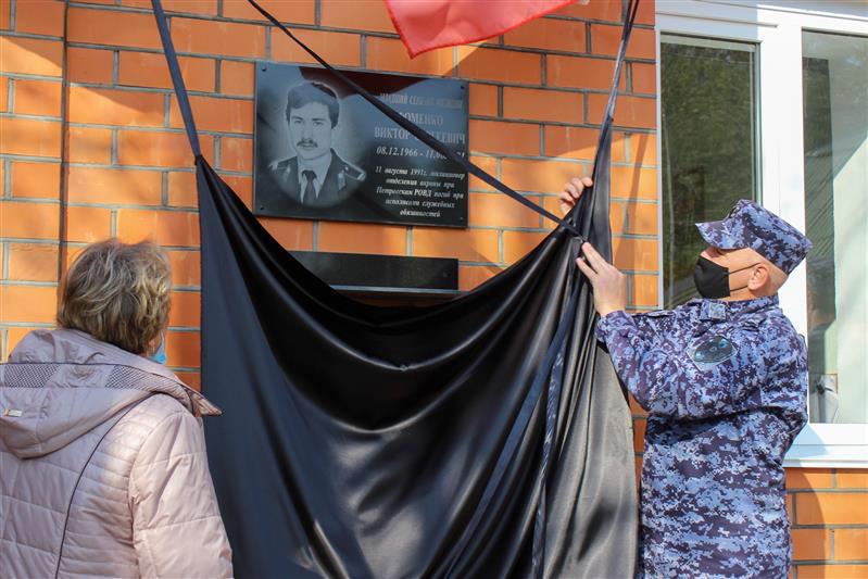 Память о погибшем коллеге увековечена росгвардейцами в Светлограде