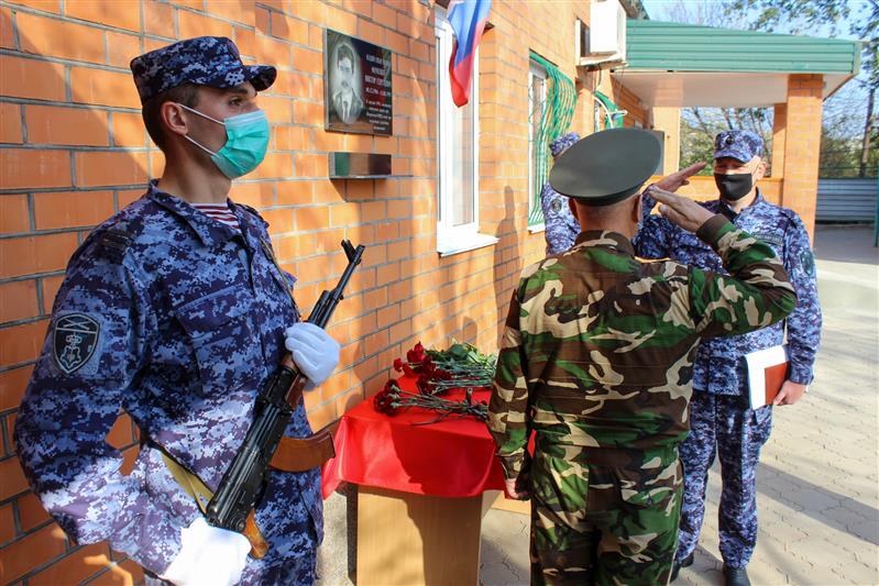 Память о погибшем коллеге увековечена росгвардейцами в Светлограде