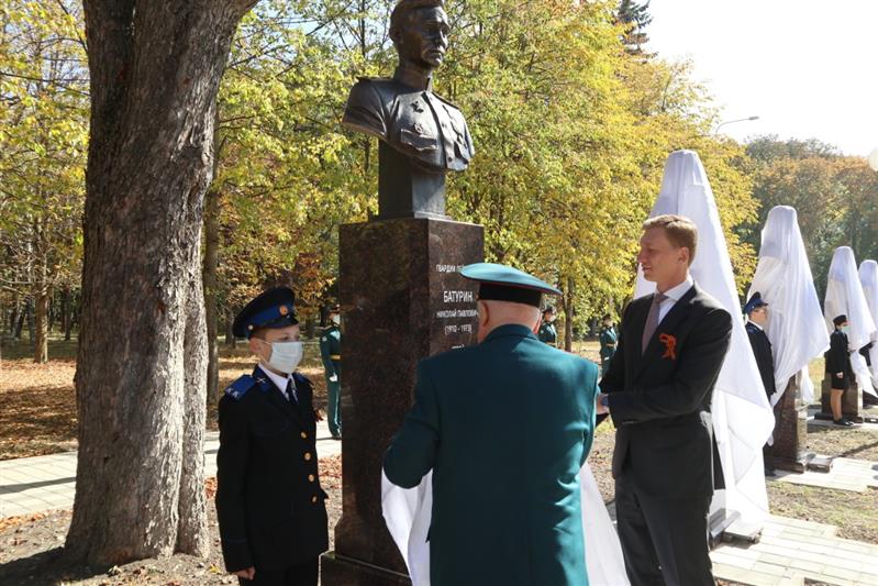 Росгвардия приняла участие в открытии "Аллеи Героев" в Ессентуках