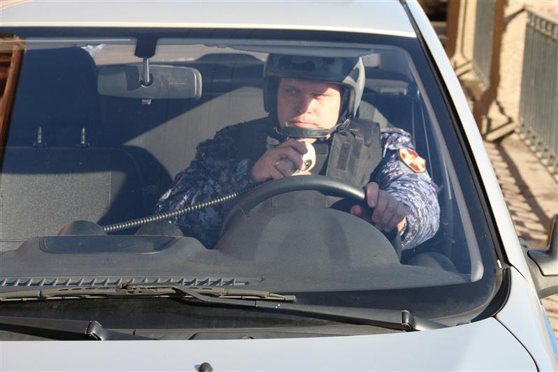 Росгвардейцы задержали нетрезвых злоумышленников, проникших на территорию учебного заведения в Северной столице