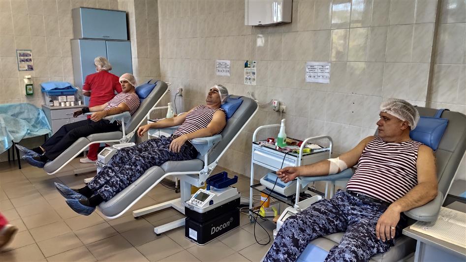 В Севастополе росгвардейцы сдали донорскую кровь
