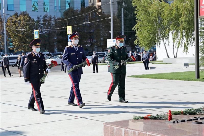 Начальник Главного управления Росгвардии по краю принял участие в церемонии возложения цветов к мемориалу "Вечный огонь" 