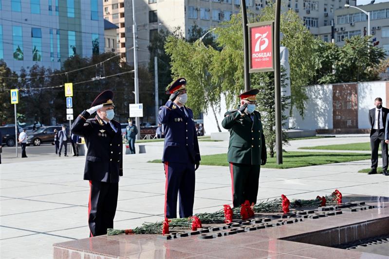 Начальник Главного управления Росгвардии по краю принял участие в церемонии возложения цветов к мемориалу "Вечный огонь" 