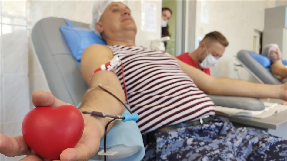 В Севастополе росгвардейцы сдали донорскую кровь