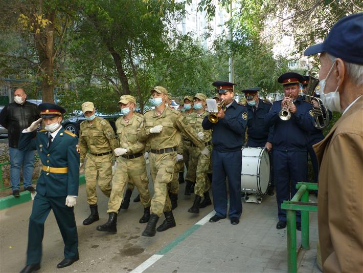 Астраханские Росгвардейцы поздравили ветерана с юбилеем