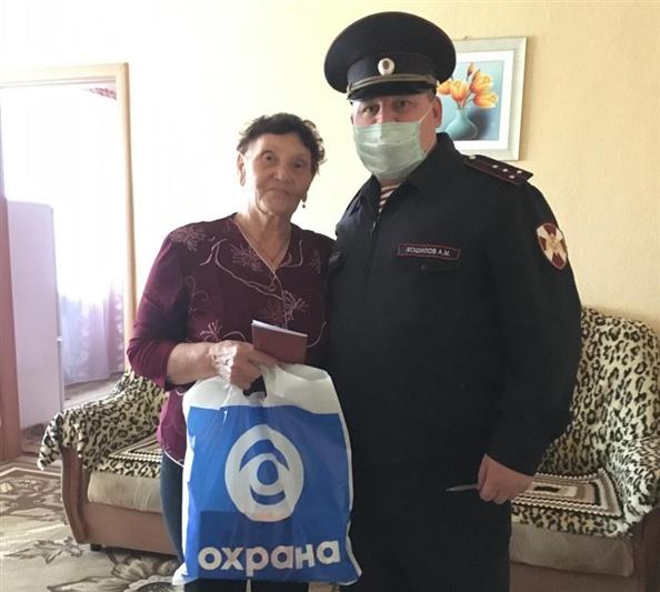В Тюменской области росгвардейцы поздравляют ветеранов службы с 40-летием Уральского округа Росгвардии