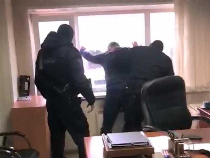 При участии югорского ОМОН Росгвардии задержан подозреваемый в получении взятки (видео)