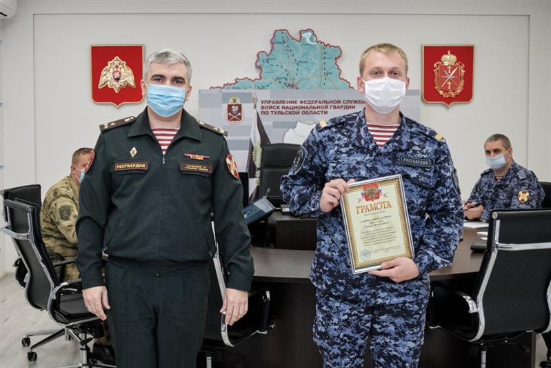 Росгвардейцы, задержавшие подозреваемого в разбойном нападении, награждены в Туле