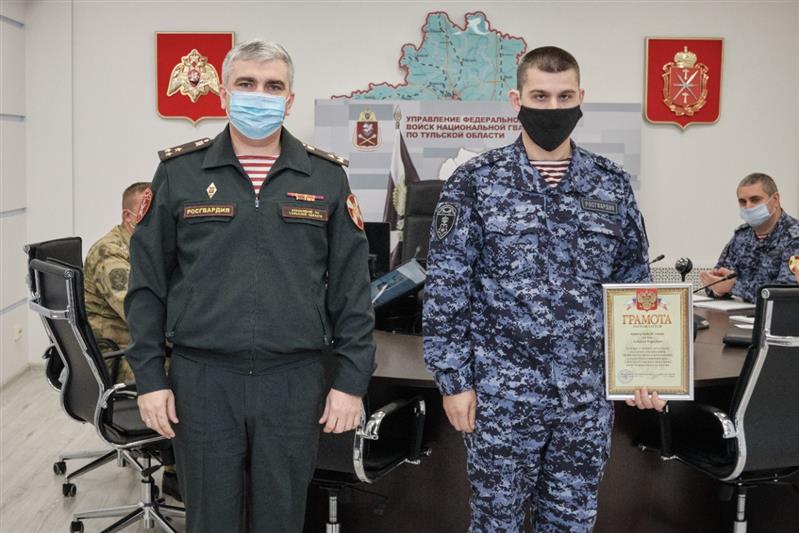 Росгвардейцы, задержавшие подозреваемого в разбойном нападении, награждены в Туле