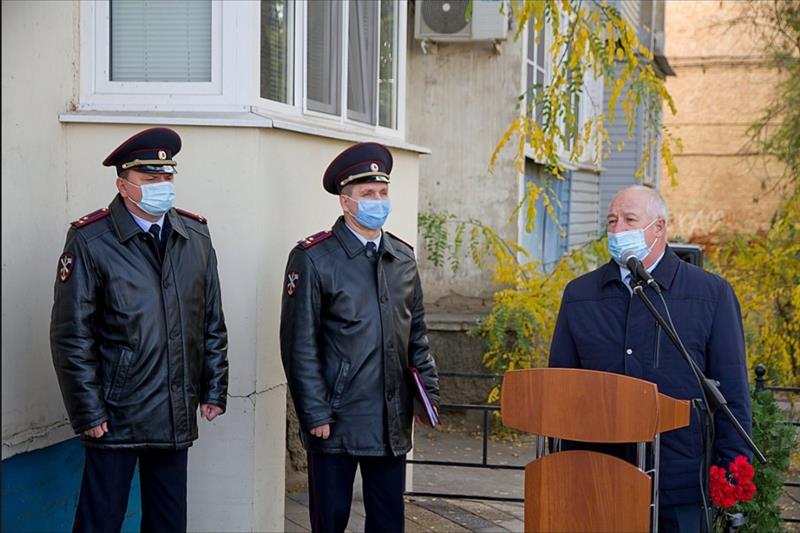 Астраханские росгвардейцы увековечили память ветерана, посвятившего много лет своей жизни службе в правоохранительных органах.