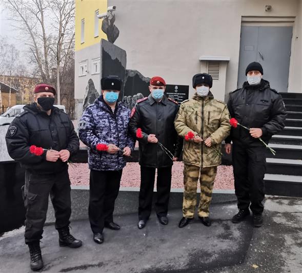 В Северо-Западном округе Росгвардии почтили память погибших правоохранителей