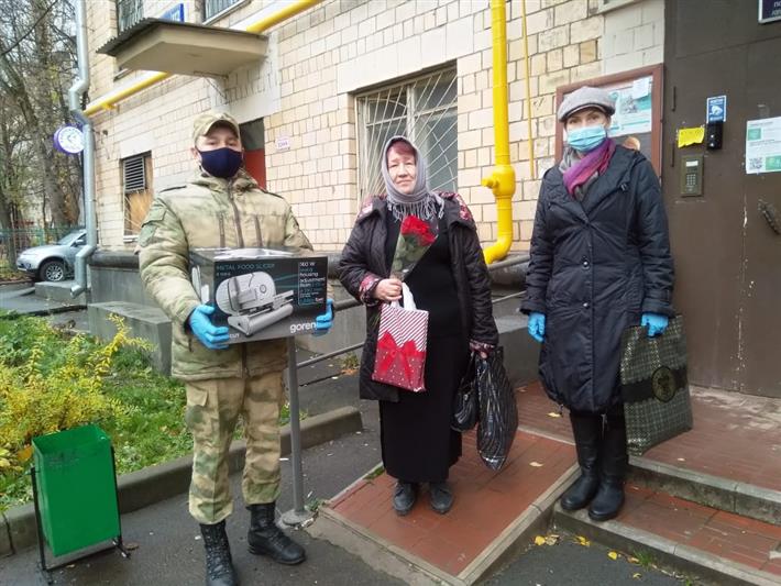 ВОЕННОСЛУЖАЩИЕ И СОТРУДНИКИ ЦЕНТРАЛЬНОГО ОКРУГА РОСГВАРДИИ ПОСЕТИЛИ СЕМЬИ ПОГИБШИХ ТОВАРИЩЕЙ