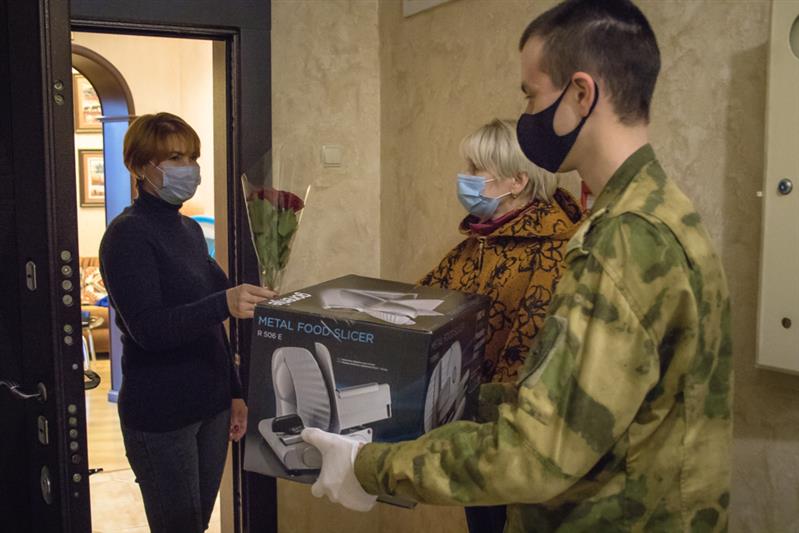ВОЕННОСЛУЖАЩИЕ И СОТРУДНИКИ ЦЕНТРАЛЬНОГО ОКРУГА РОСГВАРДИИ ПОСЕТИЛИ СЕМЬИ ПОГИБШИХ ТОВАРИЩЕЙ