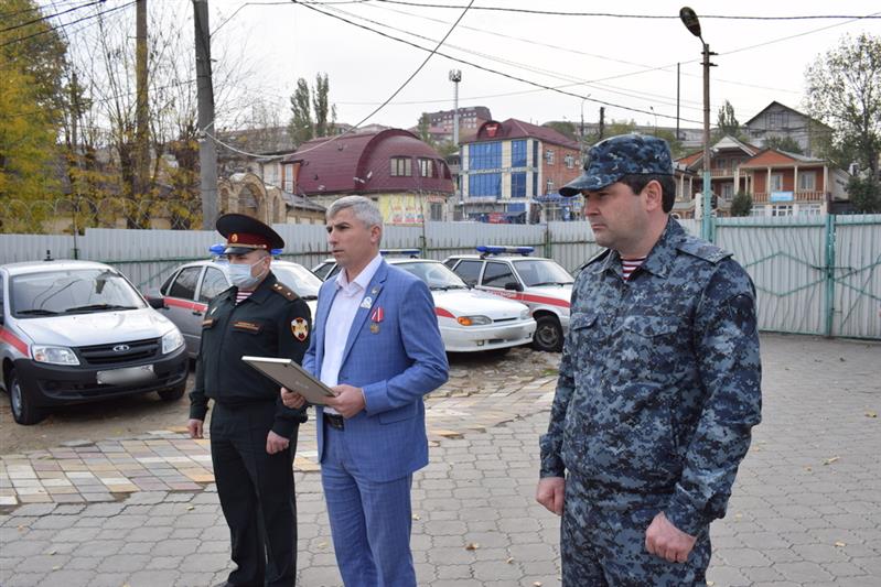 Росгвардейцу вручили благодарственное письмо от Министерства по делам молодежи Дагестана