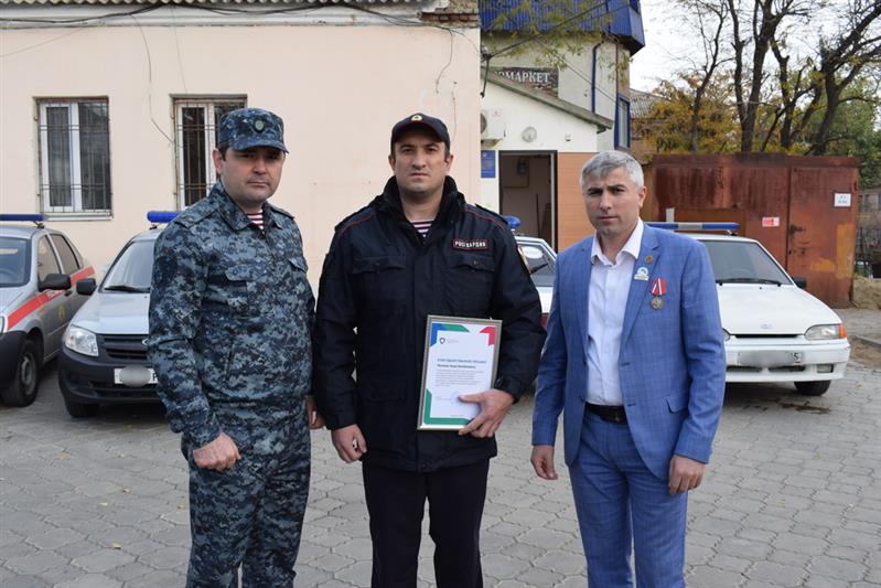 Росгвардейцу вручили благодарственное письмо от Министерства по делам молодежи Дагестана