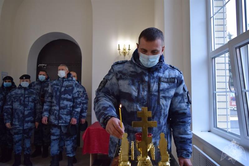 Сотрудники ОМОН Управления Росгвардии по Саратовской области почтили память погибших коллег