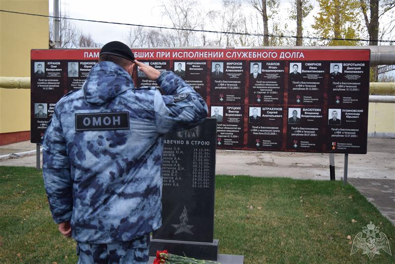 Сотрудники ОМОН Управления Росгвардии по Саратовской области почтили память погибших коллег