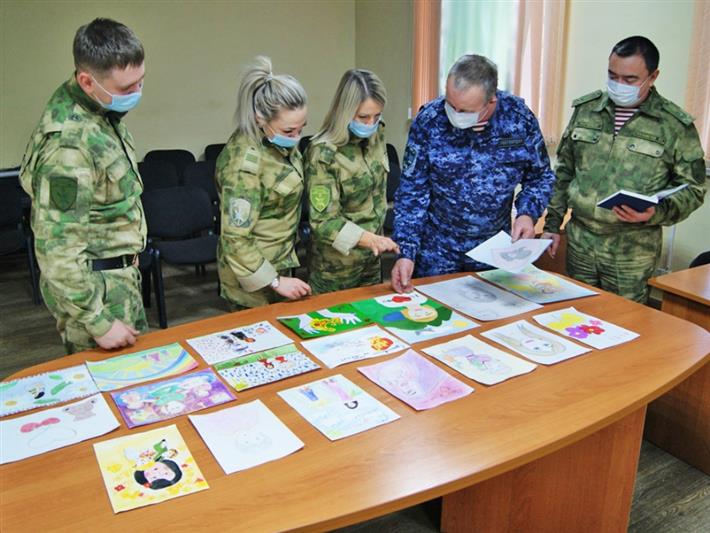 «Самой лучшей на свете». Конкурсы и выставки детских рисунков ко Дню матери проходят в подразделениях Росгвардии в Сибири