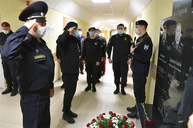 В Ижевске состоялось торжественное открытие мемориальной доски погибшим сотрудникам СОБР