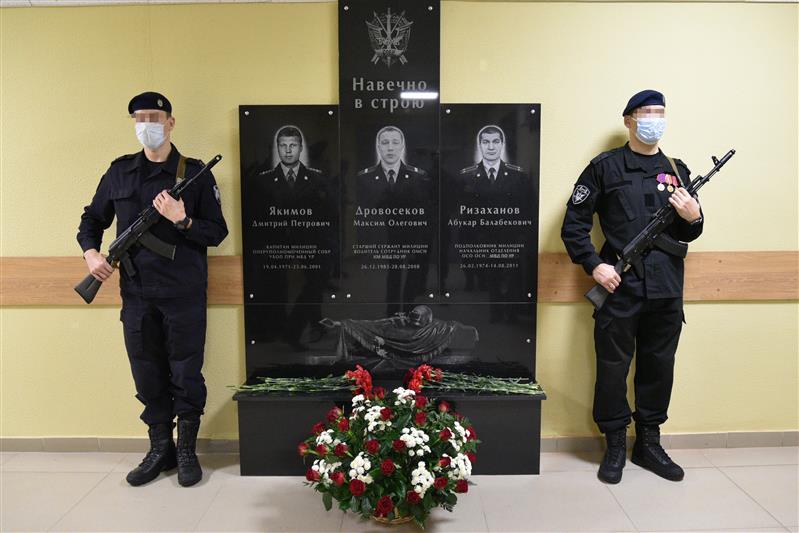 В Ижевске состоялось торжественное открытие мемориальной доски погибшим сотрудникам СОБР