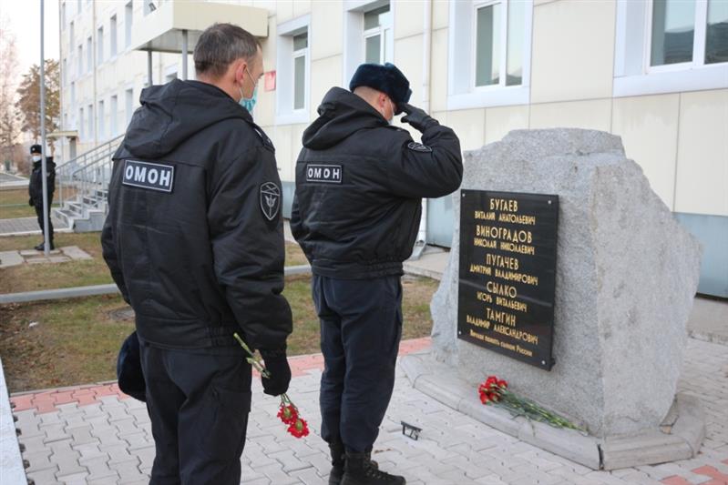 В Хабаровске росгвардейцы почтили память боевых товарищей, погибших при исполнении служебных обязанностей