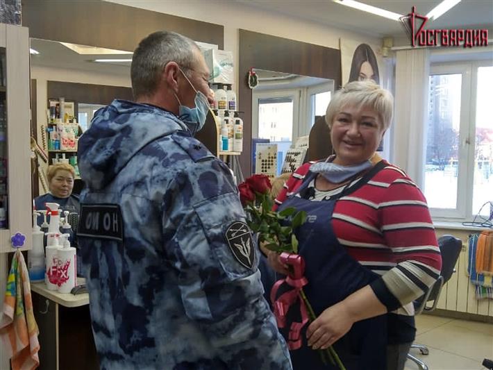 Сотрудники ангарского ОМОН Росгвардии поздравили матерей и вдов погибших товарищей с Днем матери